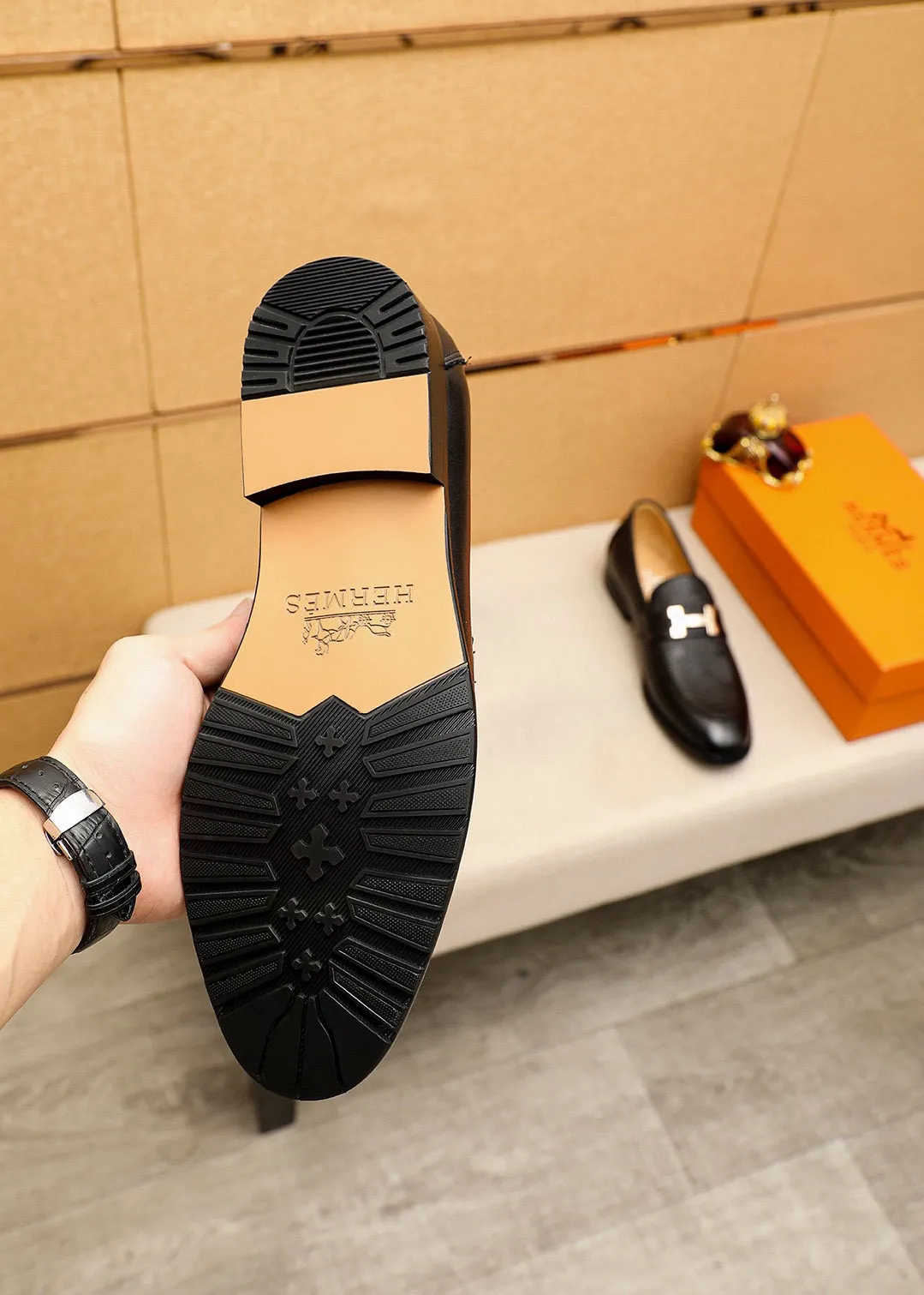 Men's shoes 💰442 💐 Product trademark: HERMES "Hermès" casual leather shoes Regular size: 38-44 (45🉑️customized) Product materials: Selected imported first-layer calfskin embroidered upper + luxury hardware buckle, imported water-dyed 🐂 cowhide lining. Strong three-dimensional visual effect, combined outsole Color: 1⃣️color optional